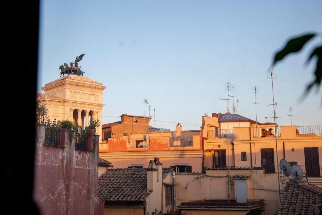 Peaceful Apartment In Piazza Venezia'S Alleys Rome Bagian luar foto