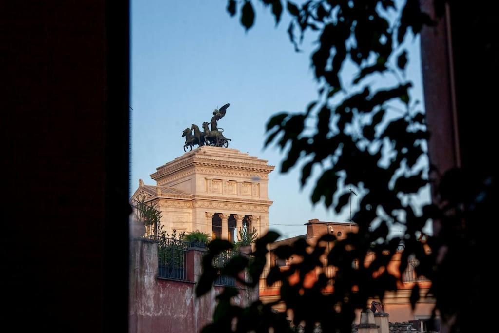 Peaceful Apartment In Piazza Venezia'S Alleys Rome Bagian luar foto