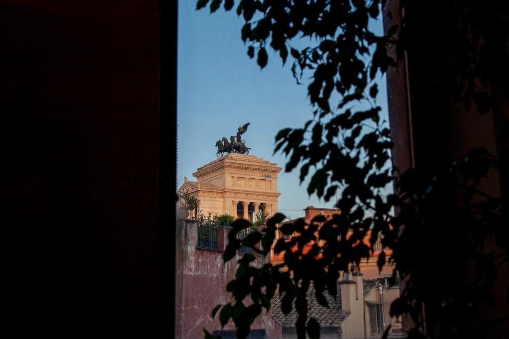 Peaceful Apartment In Piazza Venezia'S Alleys Rome Bagian luar foto