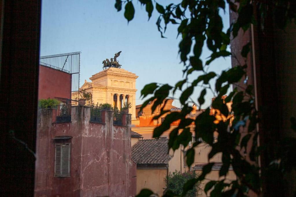 Peaceful Apartment In Piazza Venezia'S Alleys Rome Bagian luar foto