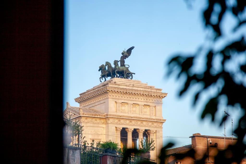 Peaceful Apartment In Piazza Venezia'S Alleys Rome Bagian luar foto
