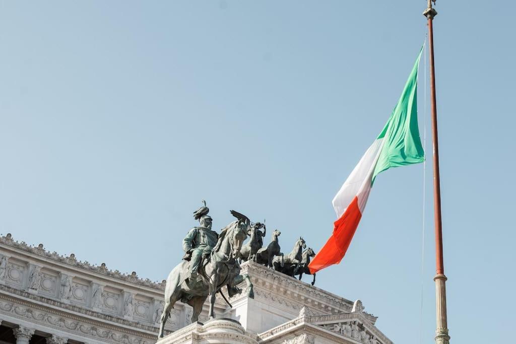 Peaceful Apartment In Piazza Venezia'S Alleys Rome Bagian luar foto
