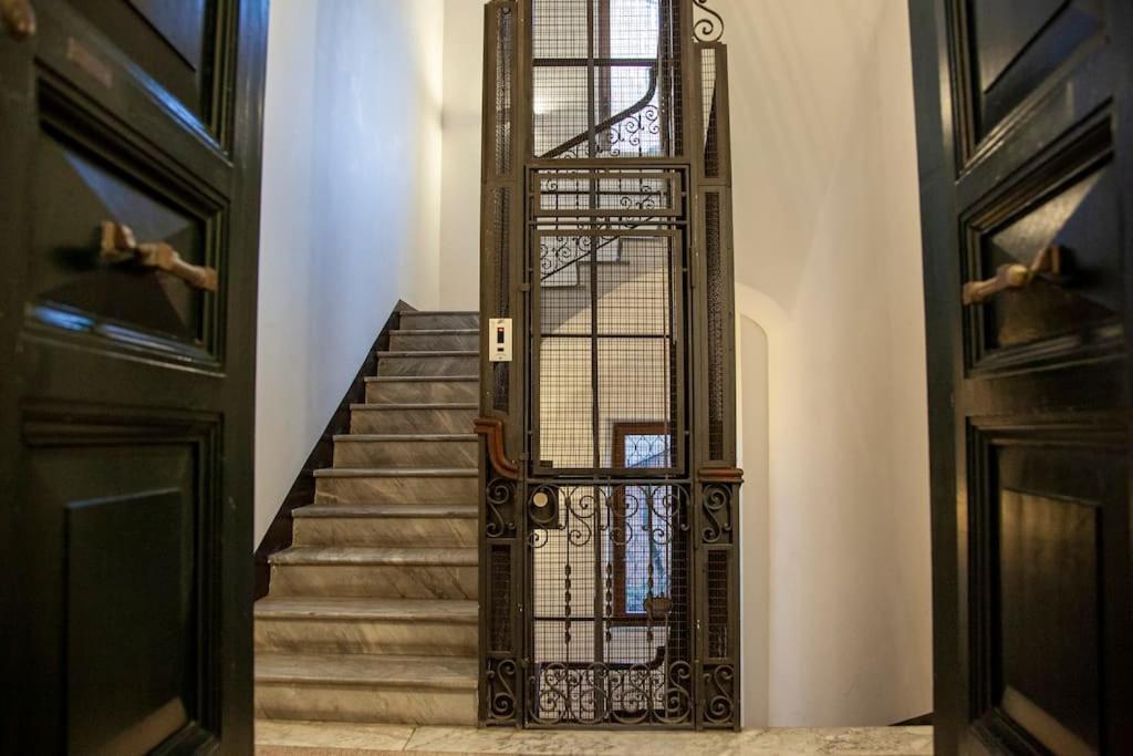 Peaceful Apartment In Piazza Venezia'S Alleys Rome Bagian luar foto