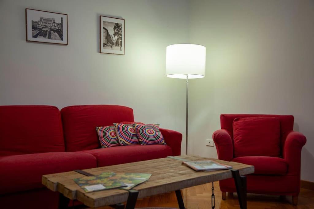 Peaceful Apartment In Piazza Venezia'S Alleys Rome Bagian luar foto
